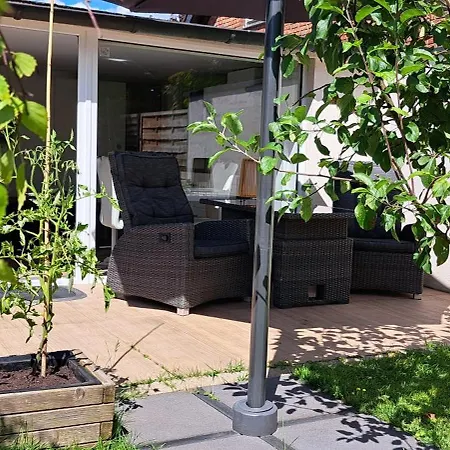 All-in-one Mit Eigener Sonnenterrasse Im Garten Dusseldorf