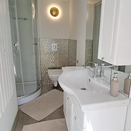 Apartment All-in-one Mit Eigener Sonnenterrasse Im Garten Dusseldorf